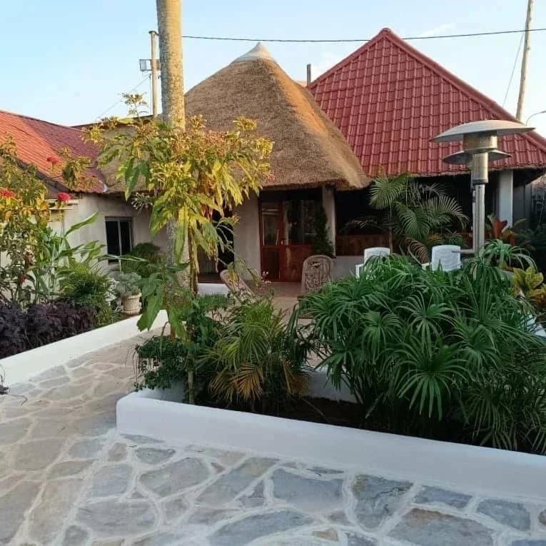 Mia Safari Lodge And Restaurant Entebbe Kültér fotó