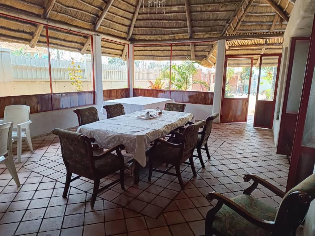 Mia Safari Lodge And Restaurant Entebbe Kültér fotó